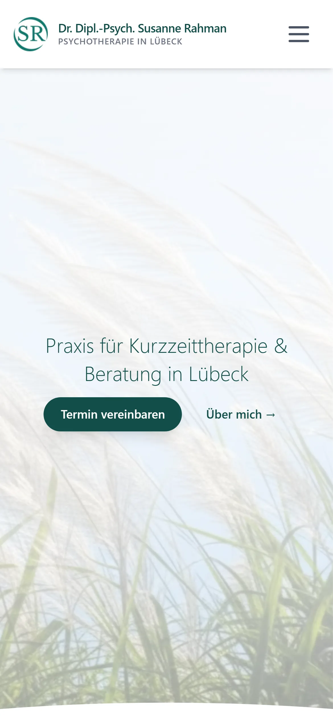 Website von Dr. Susanne Rahman am Handy: Gräser vor hellem Himmel, Überschrift Praxis für Kurzzeittherapie und Beratung in Lübeck, Knopf Termin vereinbaren