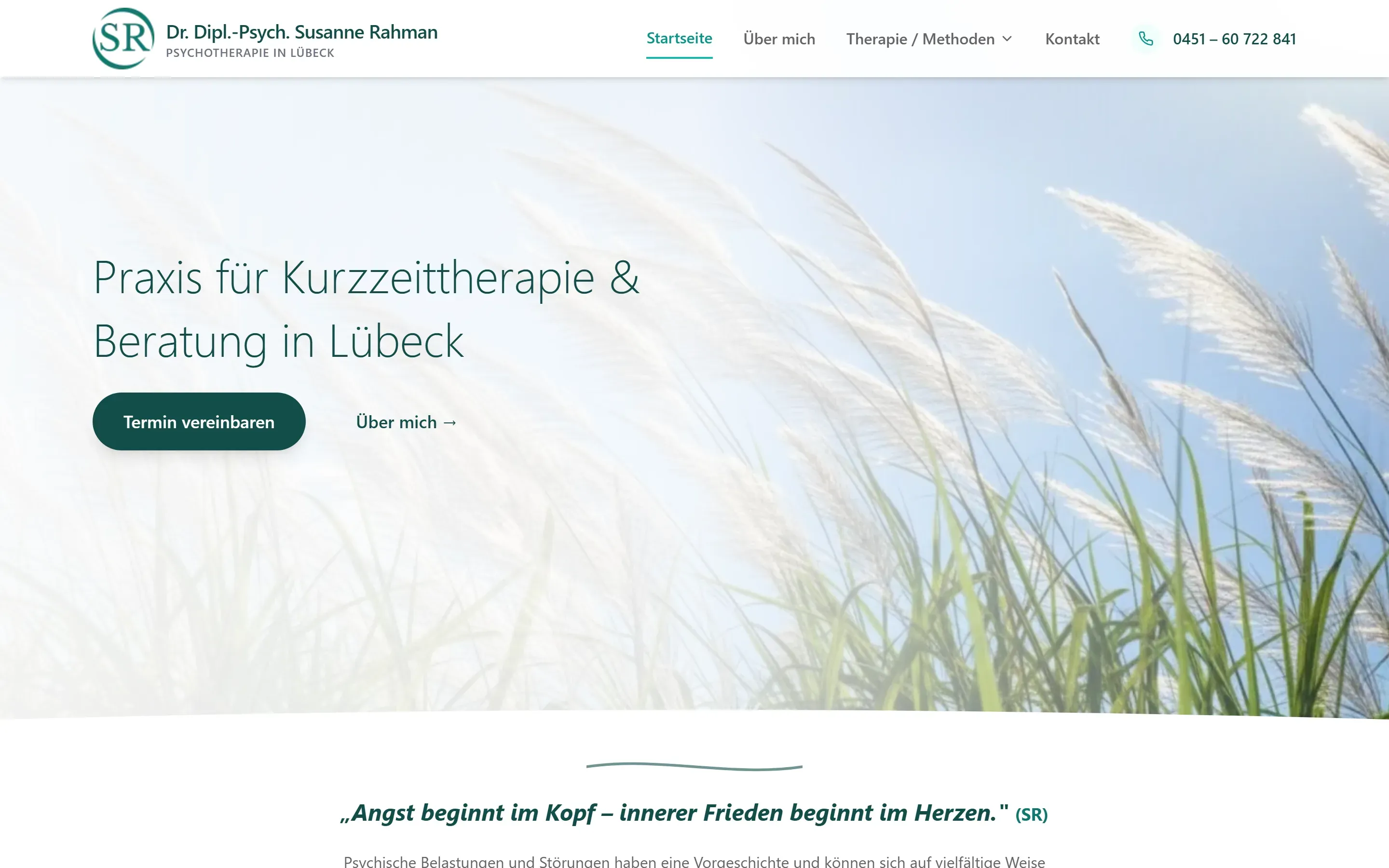 Startseite der Website von Dr. Susanne Rahman: Gräser vor blauem Himmel, Überschrift und Knopf Termin vereinbaren