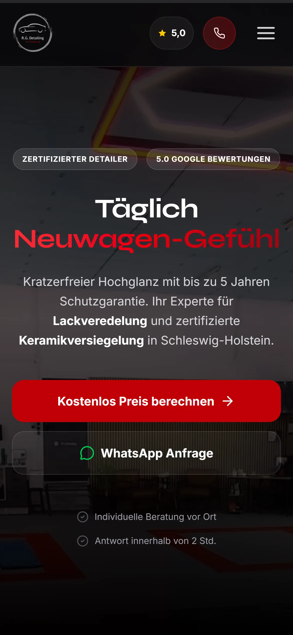 Website von RG Detailing am Handy: dunkle Werkstatthalle, Überschrift Täglich Neuwagen-Gefühl, Knöpfe Kostenlos Preis berechnen und WhatsApp-Anfrage