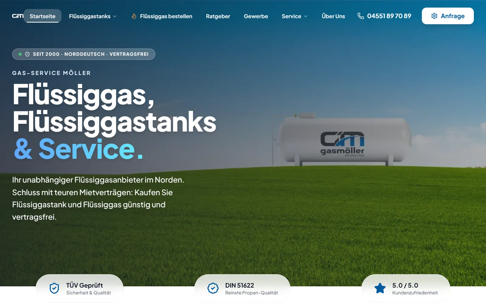 Startseite der Website von Gas-Service Möller: Flüssiggastank auf grüner Wiese, Überschrift Flüssiggas, Flüssiggastanks und Service, Telefonnummer und Anfrage-Knopf