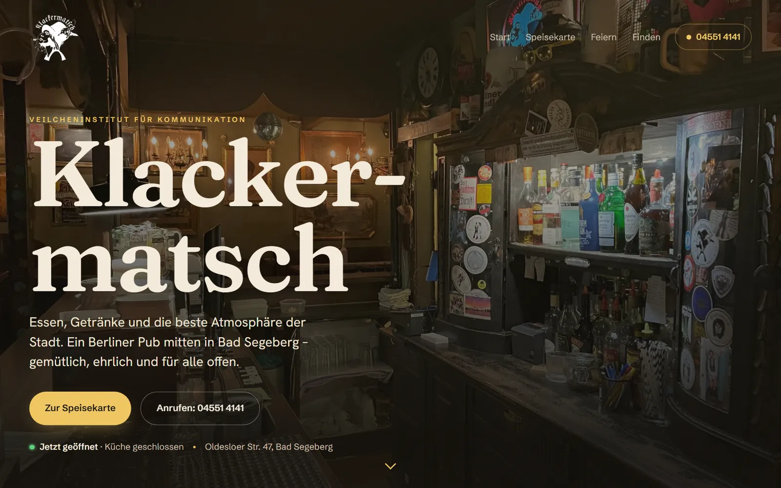Startseite der Website der Klackermatsch Bar: Tresen mit Flaschenregal im warmen Licht, große Überschrift Klackermatsch, Knöpfe Zur Speisekarte und Anrufen
