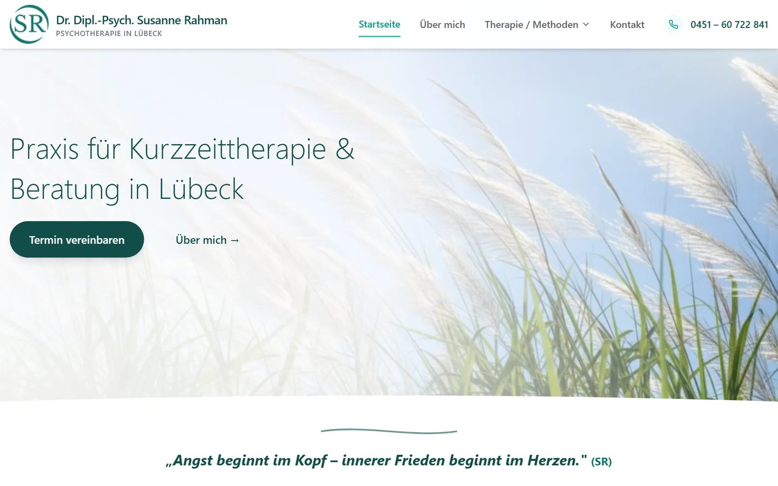 Startseite der Website von Dr. Susanne Rahman: Gräser vor hellem Himmel, Überschrift Praxis für Kurzzeittherapie und Beratung in Lübeck, Knopf Termin vereinbaren